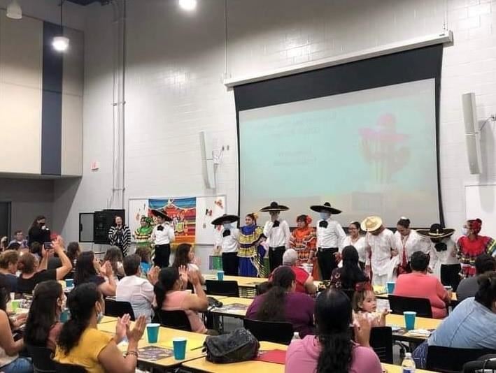 Las Aguilas de Oro perform
